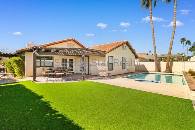 Building Photo - 1703 N La Rosa Dr