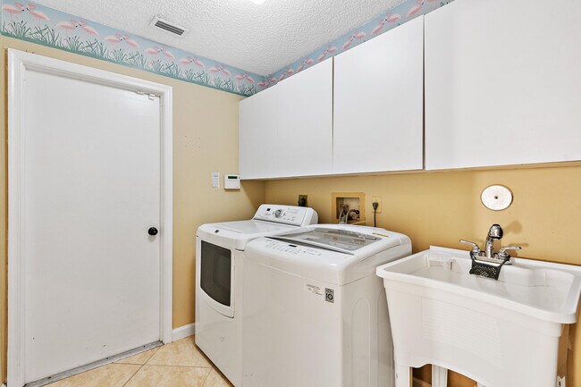 Building Photo - 6051 NW 60th Ave