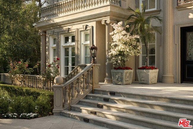 Building Photo - 628 N Rodeo Dr