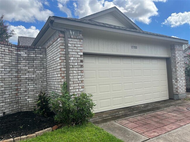 Building Photo - 1722 Sullins Way