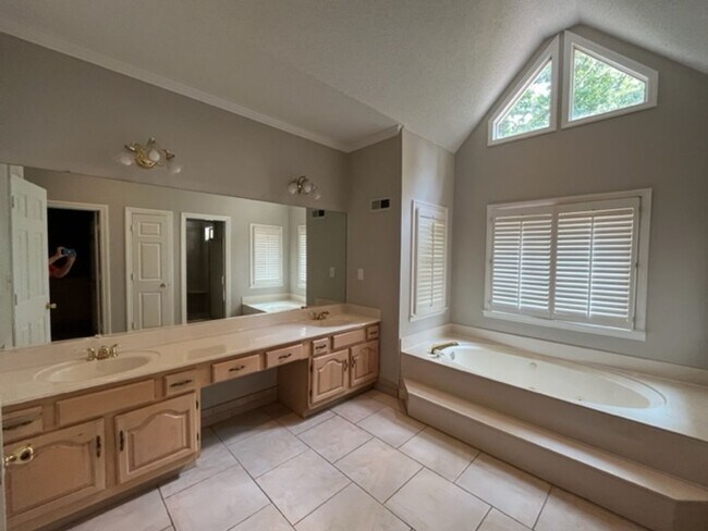 Building Photo - Beautiful Large Home
