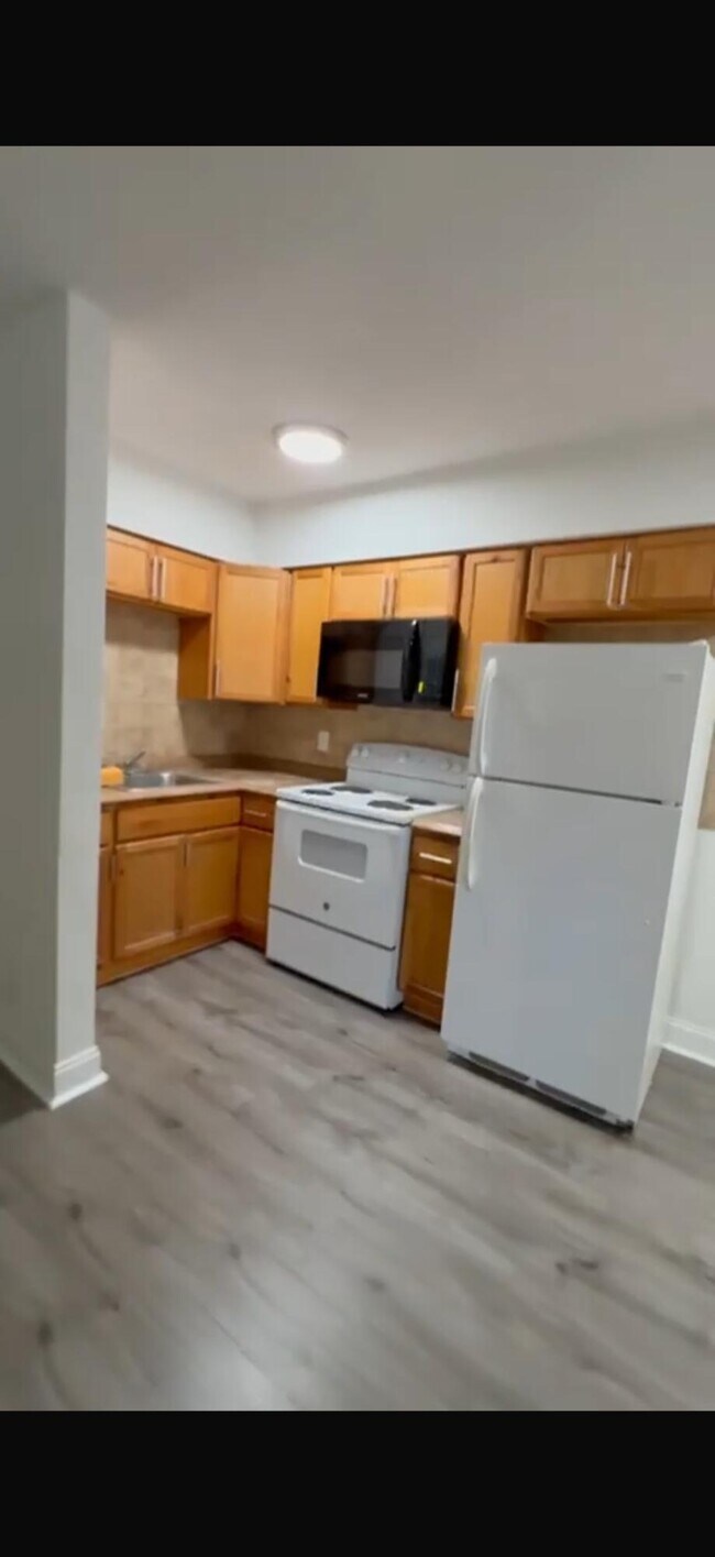 Building Photo - 826 NE 16th St