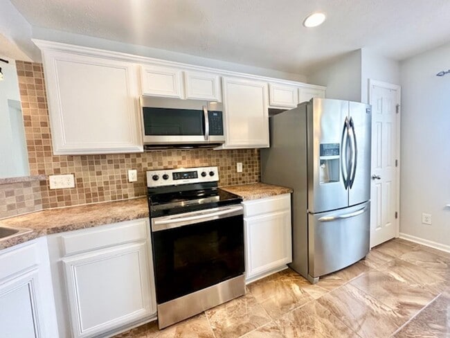 Building Photo - Welcome Home! Rare 3 Bedroom 2.5 Bath Town...
