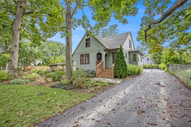 Primary Photo - 2520 Oakdale Dr