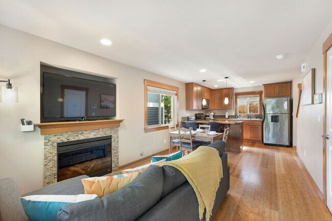 Building Photo - 2025 South Main St