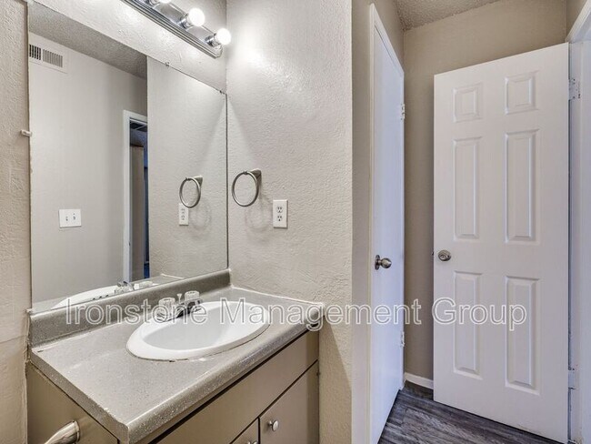 Building Photo - 5323 E 47th Pl