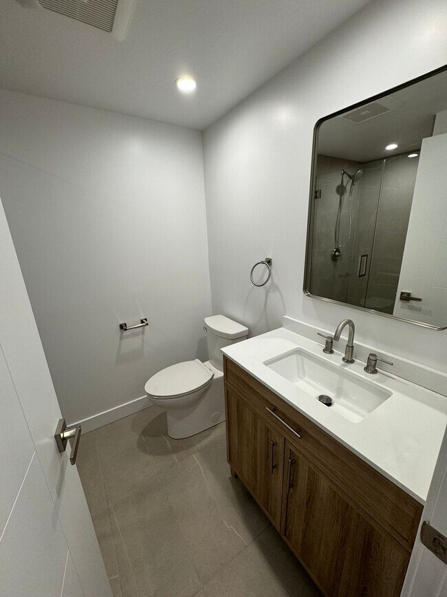 Building Photo - Spacious 1000 Sq. Ft. Single-Floor Back AD...