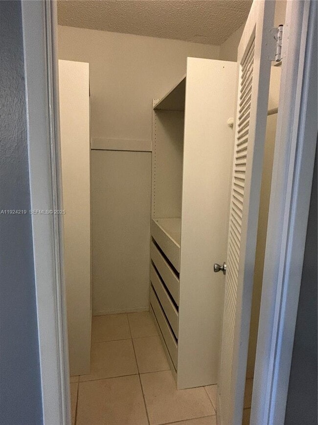 Building Photo - 2900 N Palm Aire Dr