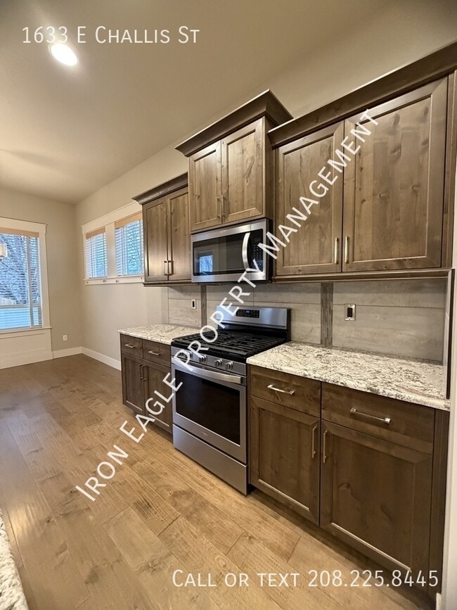 Building Photo - 1633 E Challis St