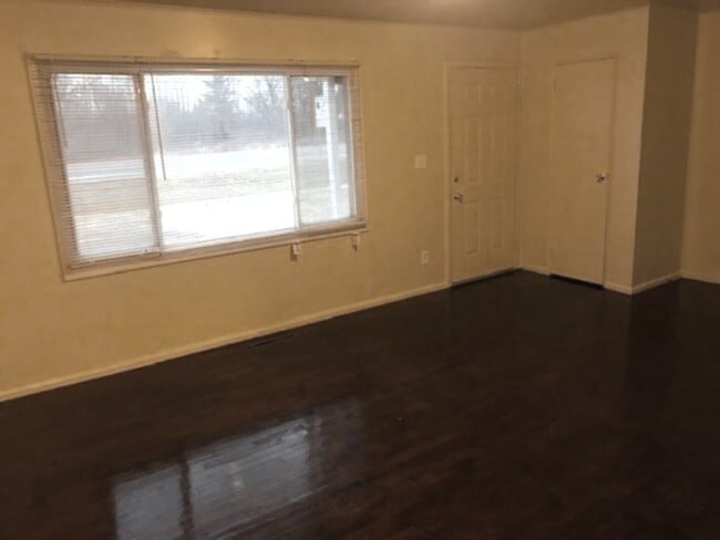 Building Photo - AVAILABLE NOW!! FOR LEASE Beautiful 3-Bedroom House in Grand Blanc