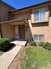 Building Photo - $895 - 2 bed 1.5 bath beautiful bi-level a...
