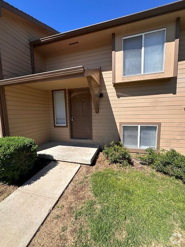 Building Photo - $895 - 2 bed 1.5 bath beautiful bi-level a...