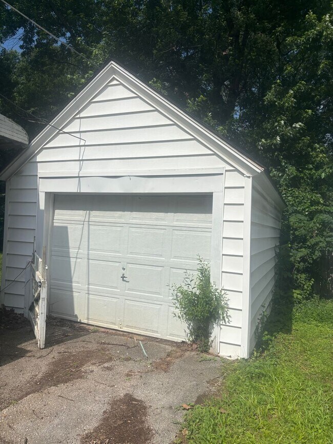 Building Photo - 1821 S Florence Ave