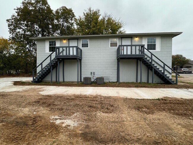 Building Photo - 515 E SE