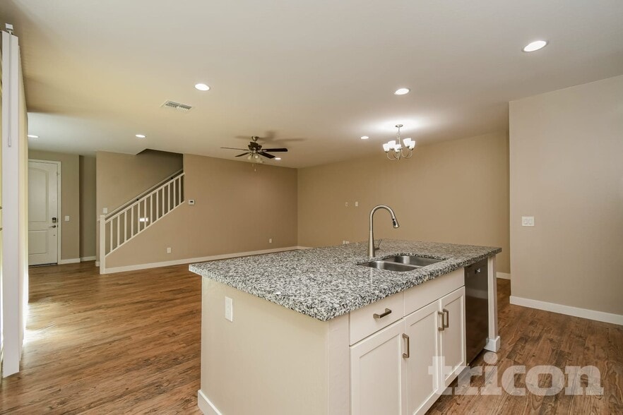 Building Photo - 4757 S Mole