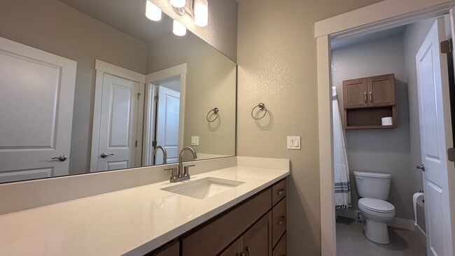 Building Photo - Great Townhouse in Loveland