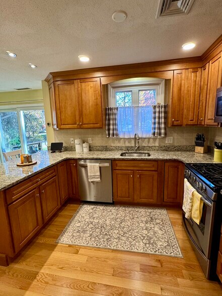 Building Photo - 275 Donohue Rd