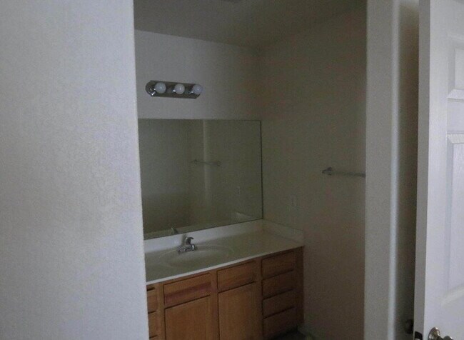 Building Photo - "Well-Kept 3 Bedroom 2 bathroom Villa Chap...