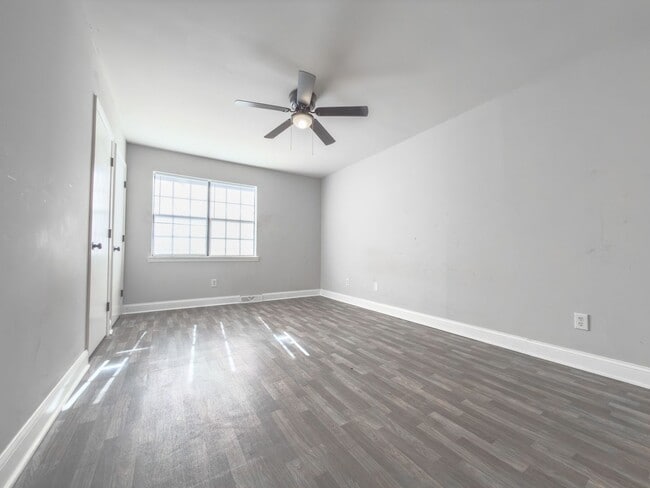 Building Photo - Updated 2BR West Ashley Townhome – Bright, Spacious & Move-In Ready!