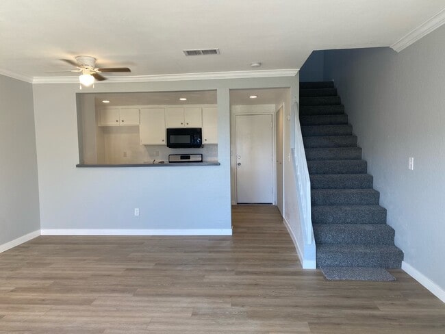 Building Photo - 1460 Kendall Dr