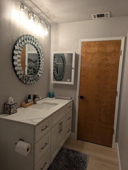 Building Photo - 2337 St Lawrence Ln