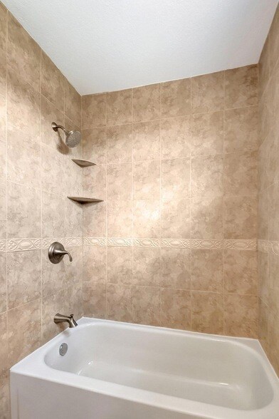 Building Photo - 4610 Pine Tree Dr