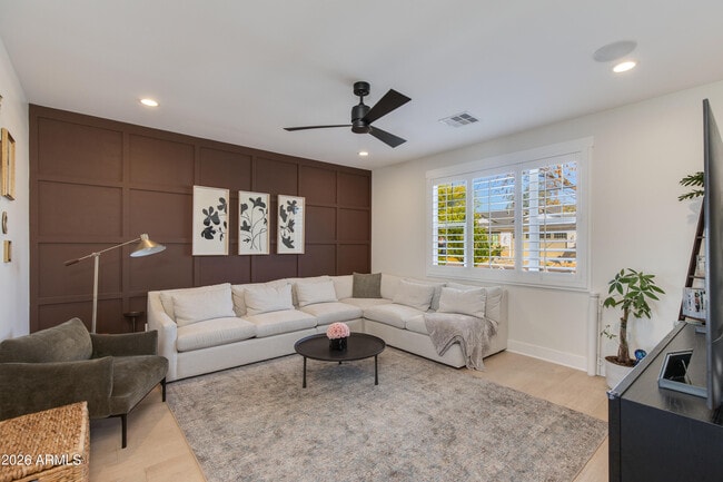 Building Photo - 3247 E Sells Dr