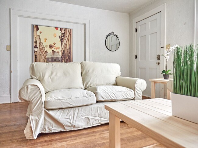 Building Photo - R0504