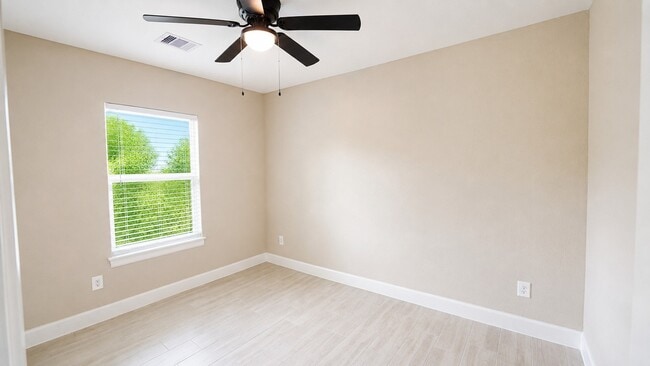 Building Photo - 1206 Pinewood Ln