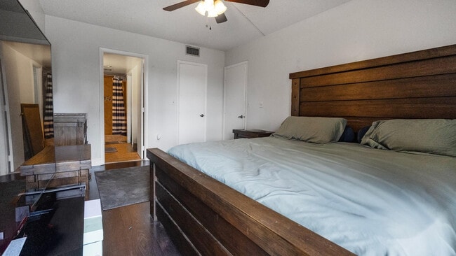 Building Photo - 4156 Inverrary Dr