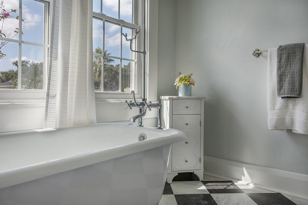 Master bathroom - 407 W Park Ave