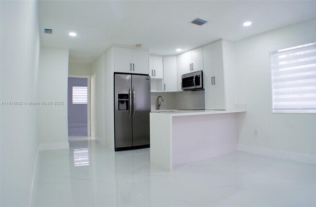 Building Photo - 2638 SW 30th Ct