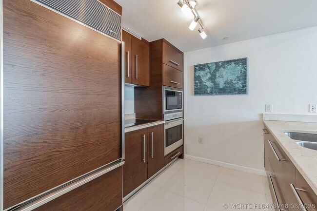 Building Photo - 475 Brickell Ave