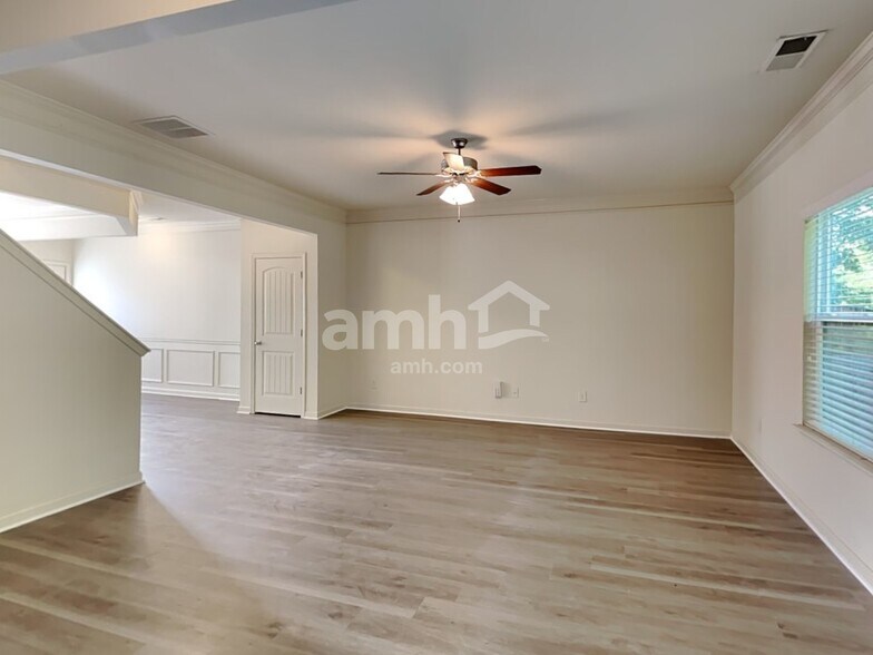 Building Photo - 908 Pine Ln