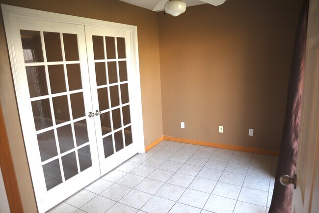 Building Photo - 604B Sunflower St