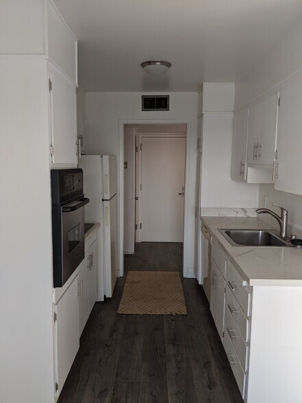 Building Photo - 330 Vernon St