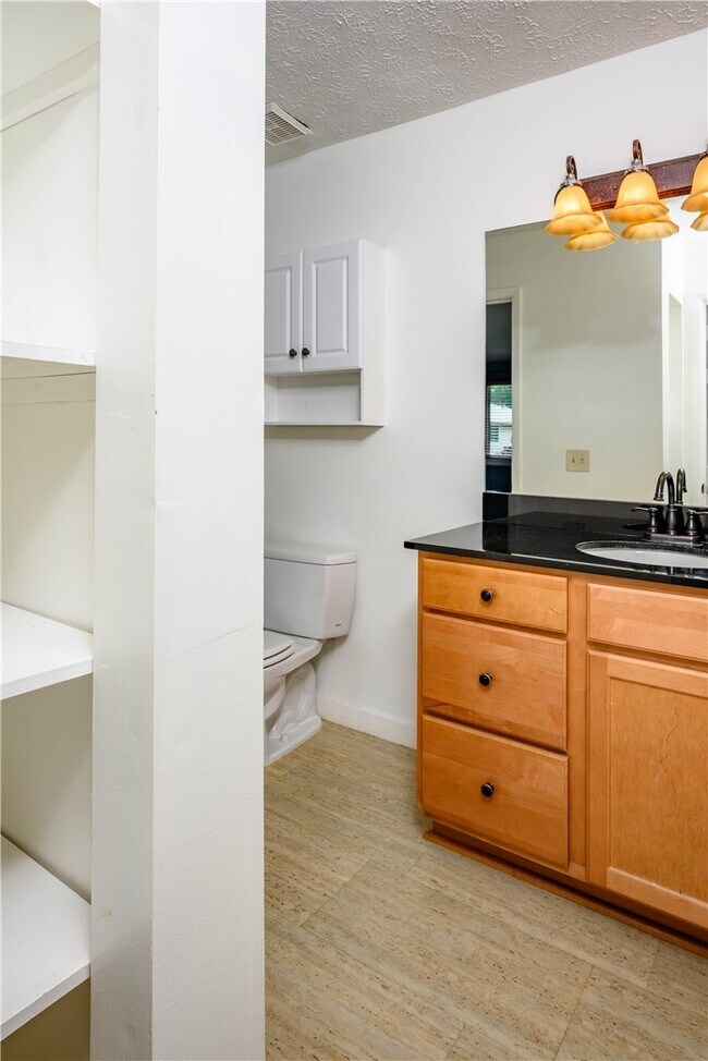 Building Photo - 808 Eastbrooke Ln