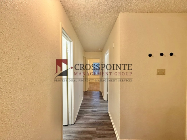 Building Photo - Available! 2 Bedroom 1 Bath Duplex in Longview!