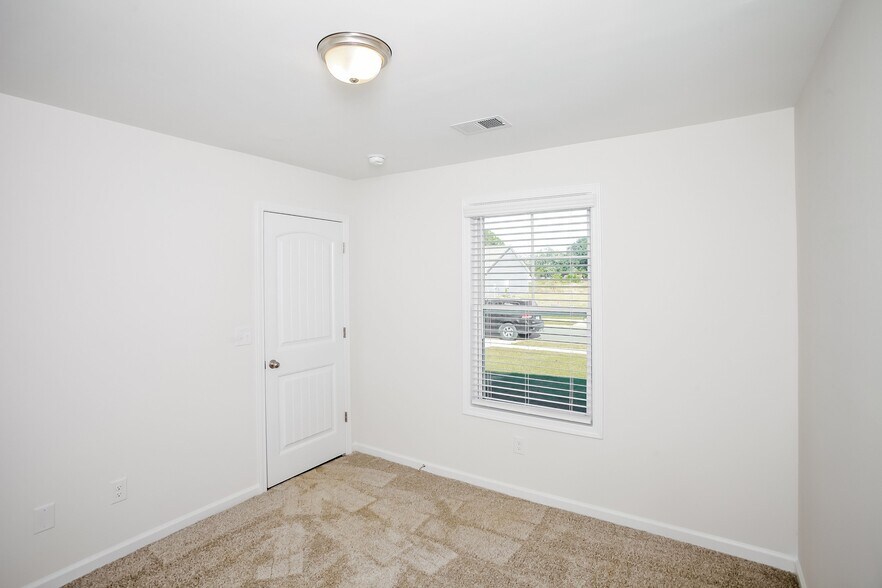 Building Photo - 475 Conifer St