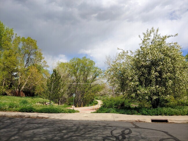 Building Photo - Must See 5 Bed/3 Bathroom East Boulder Home - Available August 7th!