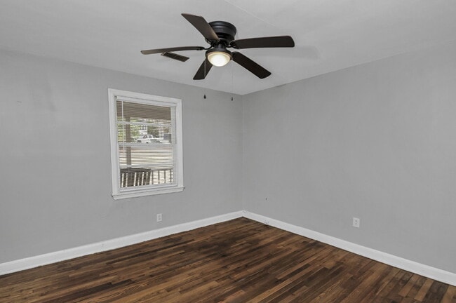 Building Photo - Cozy 2 Bedroom Home with Large Yard | Move-In Ready