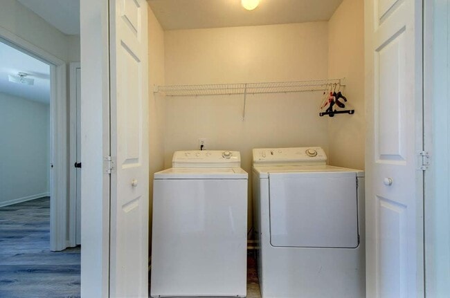 Building Photo - Beautiful 3 Bedroom 2 Bath Home in the Hea...