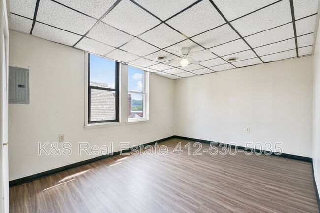 Building Photo - 751 Chartiers Ave