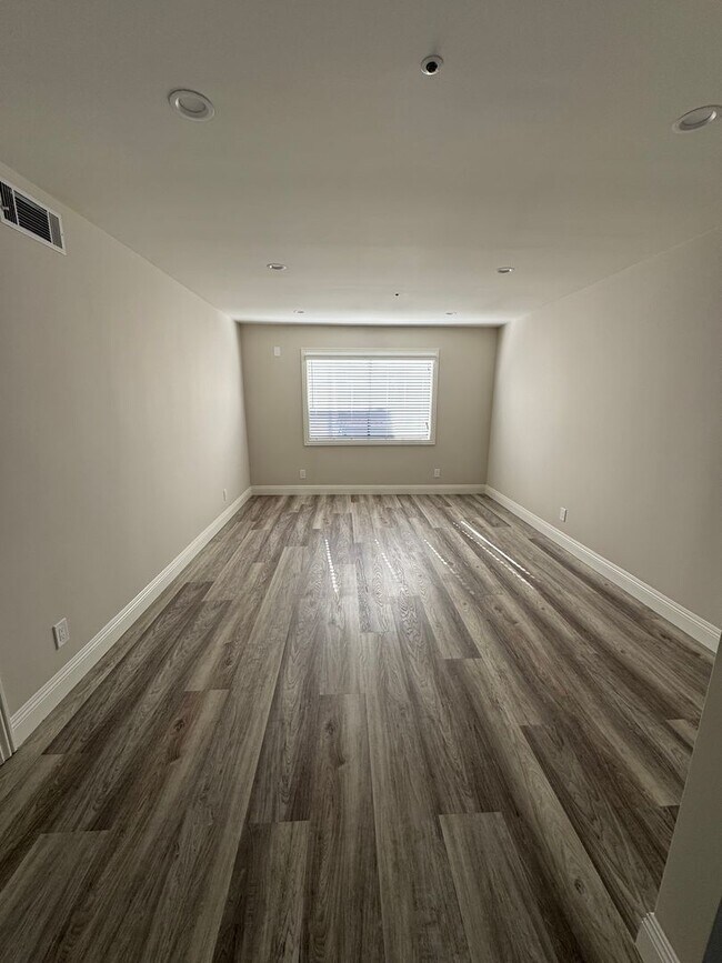 Building Photo - 922 Benito Ave