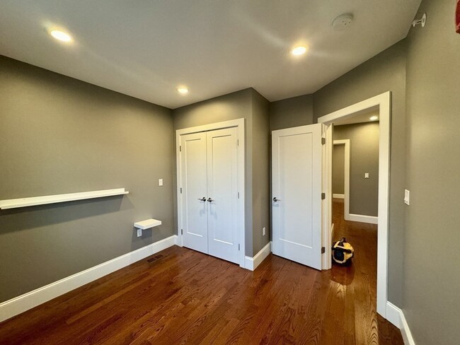 Building Photo - 198 California St