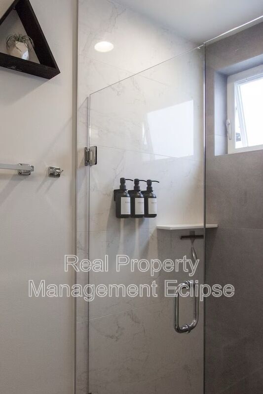 Building Photo - 8819 Midvale Ave N