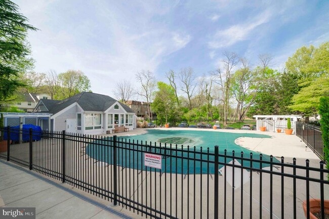 Building Photo - 3176 Summit Square Dr