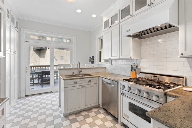 Building Photo - 3438 N Paulina St