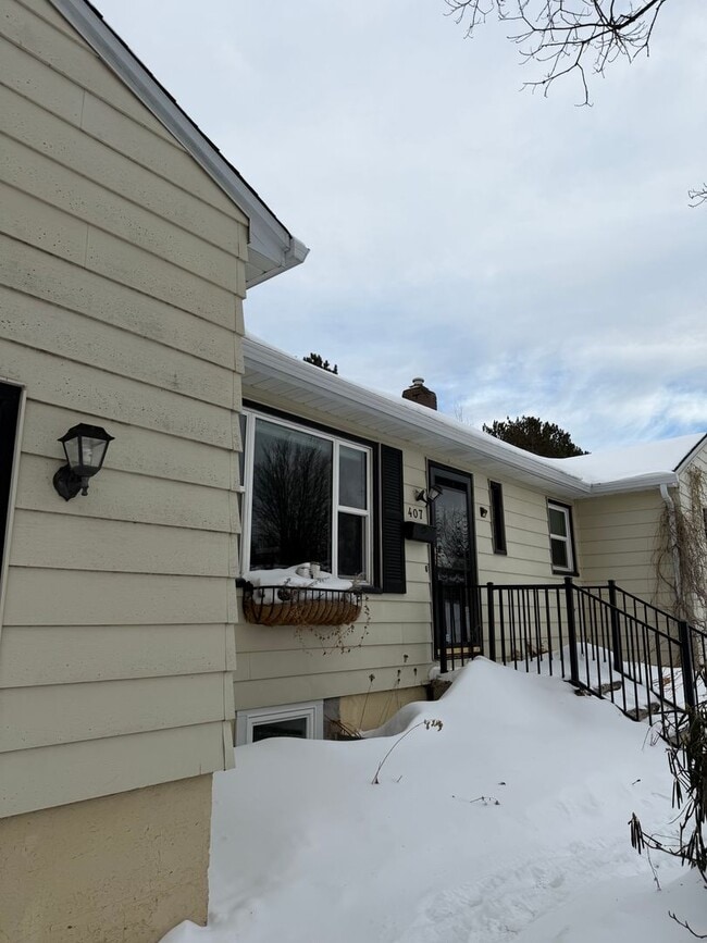 Building Photo - AVAILABLE NOW- 3 BED 2 BATH Home!