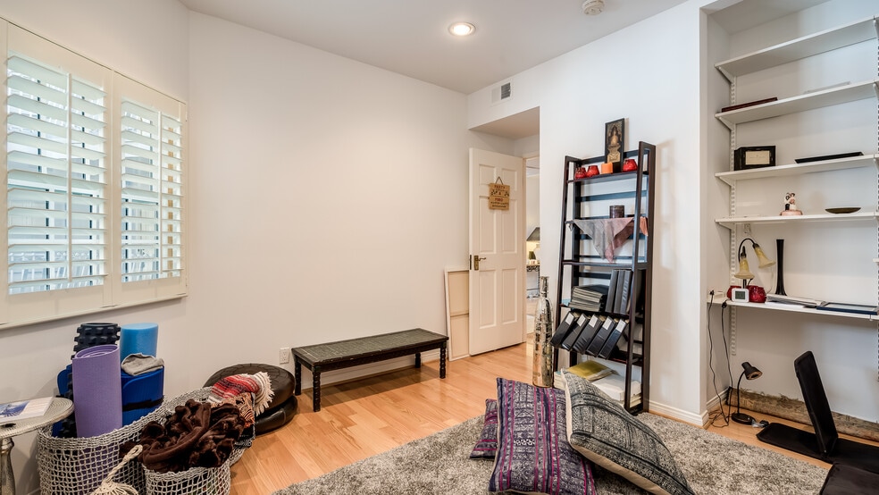 Building Photo - 2025 S Beverly Glen Blvd